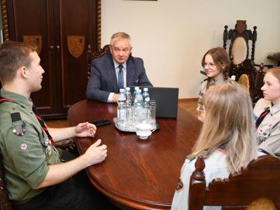 Harcerze z LO Miechów z wizytą u Starosty Miechowskiego Krzysztofa Świerczka