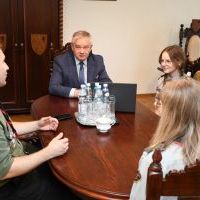 Harcerze z LO Miech&oacute;w z wizytą u Starosty Miechowskiego Krzysztofa Świerczka