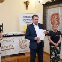 Wicestarosta Jerzy Pułka gratuluje uczestnikom konkursu wiedzy o związkach Miechowa z Jerozolimą