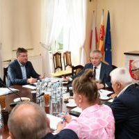 Starosta Miechowski Krzysztof Świerczek otwiera przedwakacyjne posiedzenie Powiatowego Zespołu Zarządzania Kryzysowego