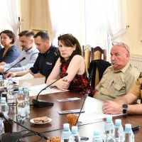 Uczestnicy spotkania dotyczącego bezpieczeństwa w okresie wakacji w Powiecie Miechowskim