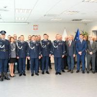 Pamiątkowe zdjęcie z okazji odwołania i powołania komendant&oacute;w KPP Miech&oacute;w