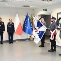 I Zastępca Komendanta Wojewódzkiego oraz ustępujący i nowy komendant KPP Miechów ze sztandarem jednostki