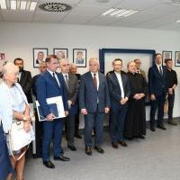 Goście uroczystej zbiórki w KPP Miechów z okazji powołania nowego komendanta