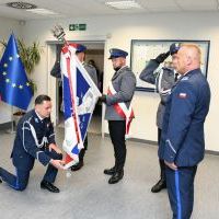 Nowy i ustępujący komendant oddają hołd sztandarowi KPP Miechów