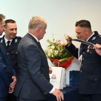  Starosta Krzysztof Świerczek wręcza szablę nowemu komendantowi KPP Miechów - insp. Jackowi Cholewie