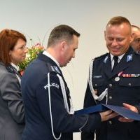 Zastępca komendanta KPP Miechów dziękuje za współpracę komendantowi Jackowi Rosołowi