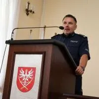 Nowy komendant KPP Miech&oacute;w insp. Jacek Cholewa prezentuje się przed Radą Powiatu Miechowskiego