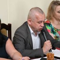 Roman Wąwoźny, Naczelnik Wydziału Komunikacji, Transportu i Dróg, składa informację o komunikacji zbiorowej w Powiecie Miechowskim
