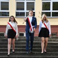 Zakończenie roku szkolnego w LO Miech&oacute;w - wprowadzenie sztandaru