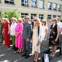 Zakończenie roku szkolnego w LO Miech&oacute;w - nauczyciele śpiewają hymn państwowy