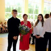 Zakończenie roku szkolnego w ZS Nr 1 Miech&oacute;w - kwiaty dla dyrekcji, gości i nauczycieli
