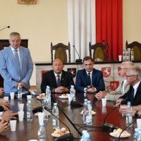 Starosta Krzysztof Świerczek wita Wojewodę Małopolski - Krzysztofa Jana Klęczara