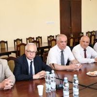 Włodarze powiatu i gmin w miechowskim starostwie spotkali się z wojewodą