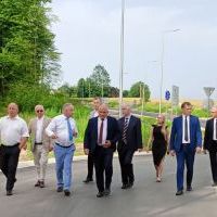 Wojewoda Małopolski z samorządowcami Powiatu Miechowskiego na drodze przy strefie gospodarczej w Książu Wielkim
