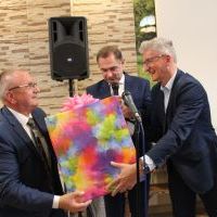 Wicestarosta wraz z Sekretarzem Powiatu wręczają Dyrektorowi DPS 