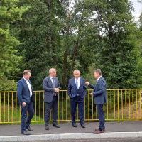 Starostowie Powiatu Miechowskiego - Krzysztof Świerczek i Jerzy Pułka, w&oacute;jt gminy Gołcza - Lesław Blacha oraz Dyrektor Zarządu Dr&oacute;g Powiatowych w Miechowie - Krzysztof Szarek wizytowali zmodernizowany most M2 w Wysocicach.