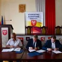 Umowę podpisali Starostowie Powiatu Miechowskiego - Krzysztof Świerczek i Jerzy Pułka z kontrasygnatą Gł&oacute;wnej Księgowej - Justyny Szostak 