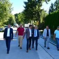 Starostowie Powiatu Miechowskiego - Krzysztof Świerczek i Jerzy Pułka, Burmistrz Gminy i Miasta Miech&oacute;w - Dariusz Marczewski, Dyrektor Zarządu Dr&oacute;g Powiatowych w Miechowie - Krzysztof Szarek oraz Kierownik Sekcji Dr&oacute;g i Most&oacute;w ZDP w Miechowie - Marcin Tom