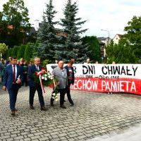 Złożenie kwiat&oacute;w pod Pomnikiem z Orłem na Rynku Gł&oacute;wnym w Miechowie