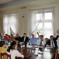 2 sierpnia w Sali Konferencyjnej Starostwa Powiatowego odbyła się IV Sesja Rady Powiatu Miechowskiego. 