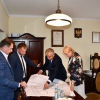 Spotkanie Starosty Miechowskiego - Krzysztofa Świerczka oraz Wicestarosty - Jerzego Pułki z Członkiem Zarządu Wojew&oacute;dztwa Małopolskiego - Iwoną Gibas.