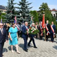 Przedstawiciele Powiatu Miechowskiego na czele ze Starostą oraz Przewodniczącym Rady składają wiązankę