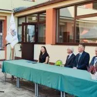 Rozpoczęcie roku w Zespole Szk&oacute;ł nr 2 - przemawia Wicestarosta Jerzy Pułka
