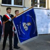 Rozpoczęcie roku w LO Miech&oacute;w - Hymn Polski śpiewa Oliwia Darska