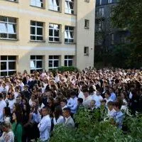 Rozpoczęcie roku w LO Miech&oacute;w - uczniowie na dziedzińcu