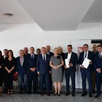 Zdjęcie grupowe - podpisanie umowy na nowy odcinek ciągu pieszo-rowerowego