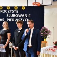 Wicestarosta Jerzy Pułka przemawia w trakcie ślubowania klas pierwszych