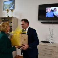 30-lecie WTZ - wręczenie prezentu przez Wicestarostę
