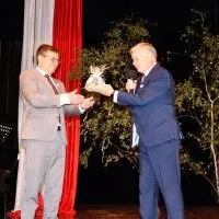 Dzień Patrona Szkoły - Starosta wręcza szklaną figurkę Tadeusza Kościuszki