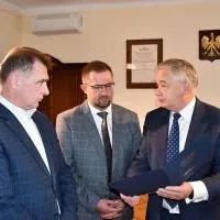 Wicestarosta Jerzy Pułka, Nowy Inspektor Nadzoru Budowlanego Adrian Jochymczyk i Starosta Krzysztof Świerczek