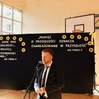 Dzień Patrona Szkoły - przemawia Radny Wojew&oacute;dztwa Małopolskiego