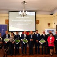 Podpisanie umowy - zdjęcie grupowe