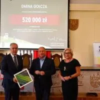 Podpisanie umowy - zdjęcie grupowe Gminy Gołcza