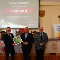 Podpisanie umowy - zdjęcie grupowe Gminy Słabosz&oacute;w