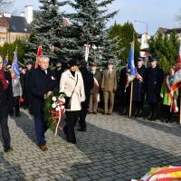 Obchody Święta Niepodległości - Reprezentacja Powiatu składa kwiaty przed pomnikiem