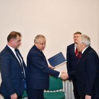 Starostowie składają gratulacje Prezesowi LOK