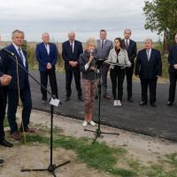 Minister infrastruktury Andrzej Adamczyk, Wojewoda P. Ćwik, K. Świerczek przewodniczący Rady Powiatu Miechowskiego, Starosta Miechowski J. Kobyłka, W&oacute;jt Gminy Książ Wielki M. Szopa, J. Z. Basa W&oacute;jt Miny Kozł&oacute;w