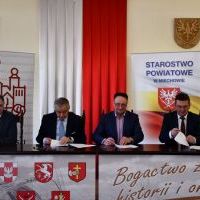 Moment podpisania umowy na remont drogi w Strzeżowie Pierwszym