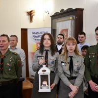 Przyniesienie Betlejemskiego Światła Pokoju przez Harcerzy z Liceum Og&oacute;lnokształcącego z Miechowa.