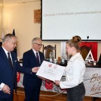 W imieniu Zarządu Powiatu Miechowskiego Starosta Miechowski - Krzysztof Świerczek nagrodził Wiktorię Filus