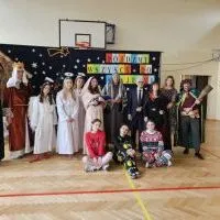 Spotkanie jasełkowe w Zespole Szk&oacute;ł Nr 2 - zdjęcie grupowe