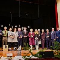 Gala &bdquo;Ambasador Powiatu Miechowskiego&rdquo; - zdjęcie grupowe laureat&oacute;w