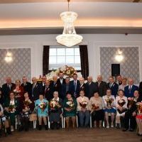 Jubileusz 50-lecia i 65-lecia małżeństwa - zdjęcie grupowe