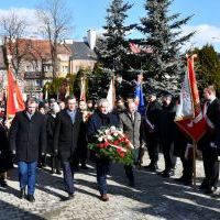 Złożenie kwiat&oacute;w pod Pomnikiem z Orłem na Rynku Gł&oacute;wnym 