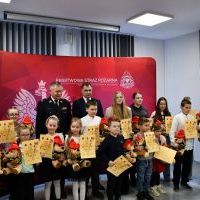 Powiatowy konkurs plastyczny - zdjęcie grupowe laureat&oacute;w